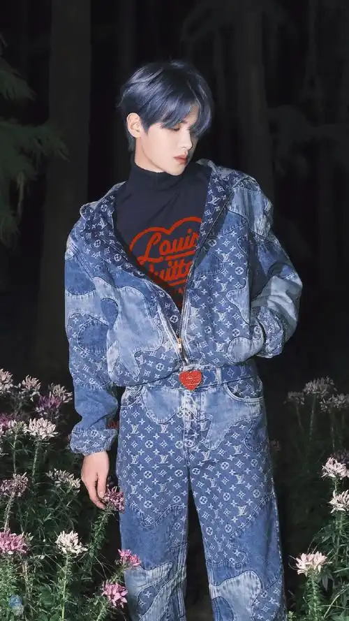 黄明昊烟雾蓝发