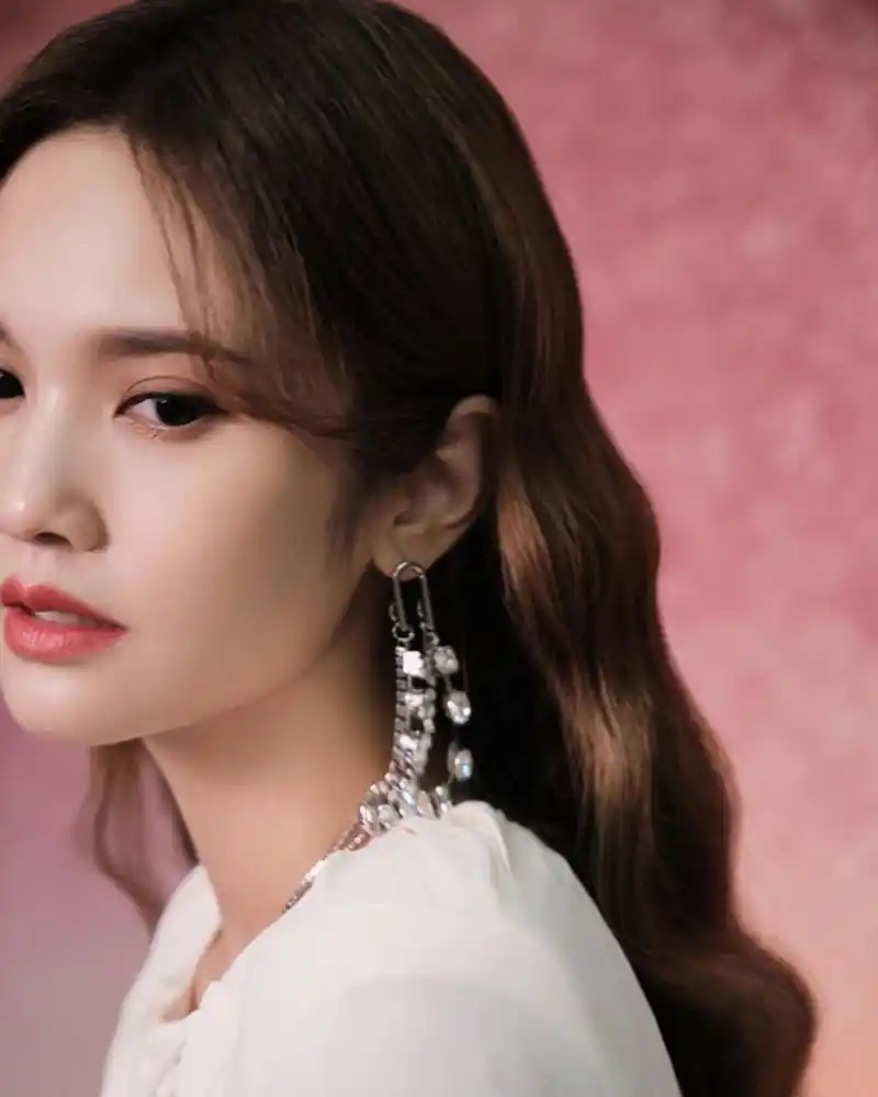 杨丞琳《我们的歌》白色披风造型写真 留波浪卷发洋气时髦