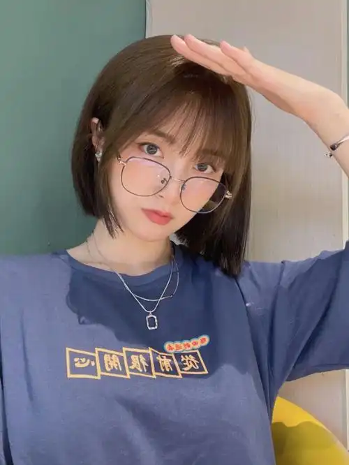 刘海侧面有一点的层次,可以飘到脸侧,方便修饰脸型适合人群:学生,上班