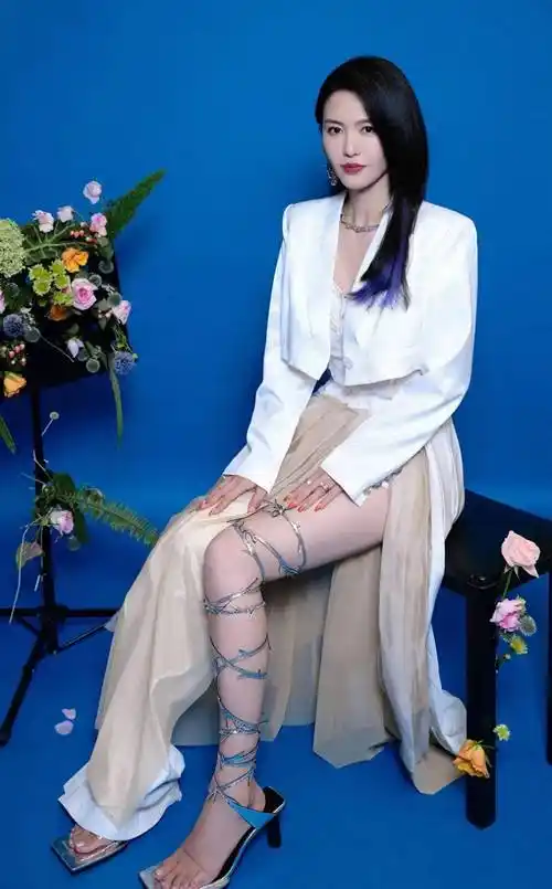 帅气的谭维维为什么要把大腿绑在一起?