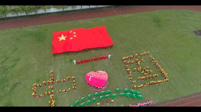 一只只鲜艳的小红旗在攒动的人群中激情飘扬大家神采奕奕,激情飞扬