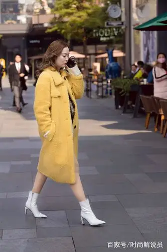 时尚区的小姐姐,穿白色短靴搭配打底裤,你会选择哪一款?