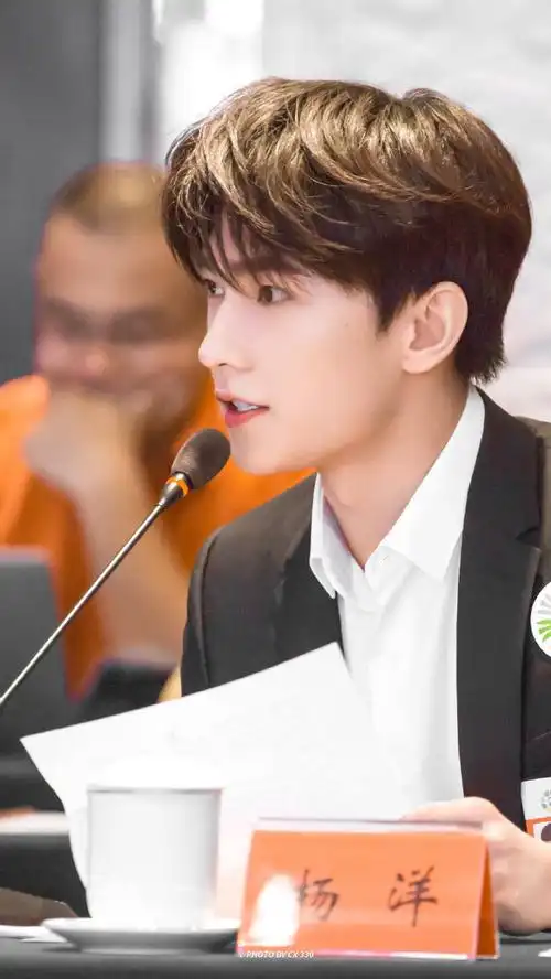 杨洋#小时候出道前童年照早期 美图头像杂志代言图片开屏视频 手机