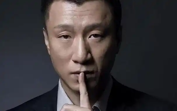 话说孙红雷这位大哥,娱乐圈里的传奇存在,真是个多才多艺的艺术家啊.