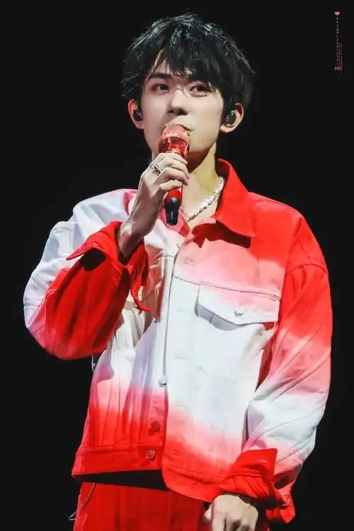 易烊千玺立麦杀合集舞台小王子魅力满分