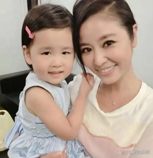 林心如第一次带女儿做慈善,小海豚扎马尾很可爱,与妈妈温馨有爱