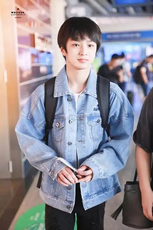 台风少年团rap担当tf家族新生刘耀文舞台上气场全开