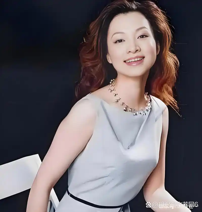 董卿漂亮有气质,才华横溢,是大家公认的才女.