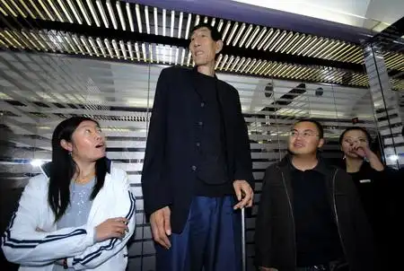 组图:中国第一巨人鲍喜顺登上金茂大厦