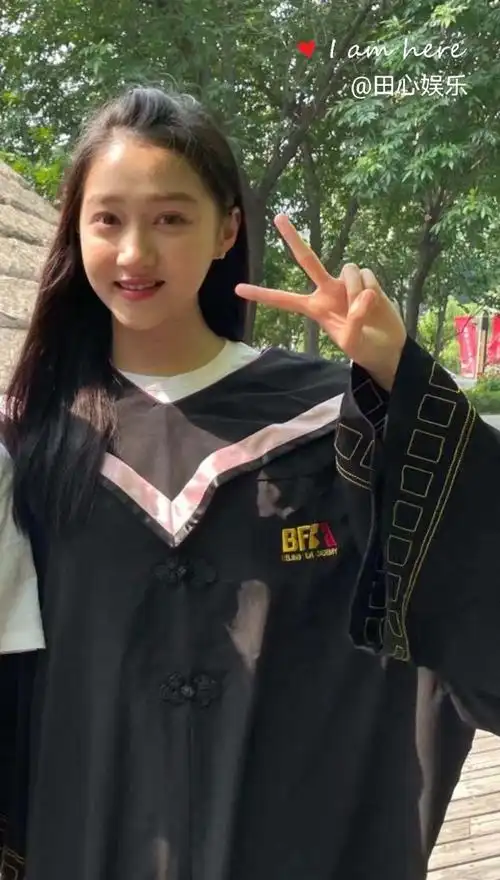 关晓彤现在上热搜就要被骂?晒毕业照也被网友骂