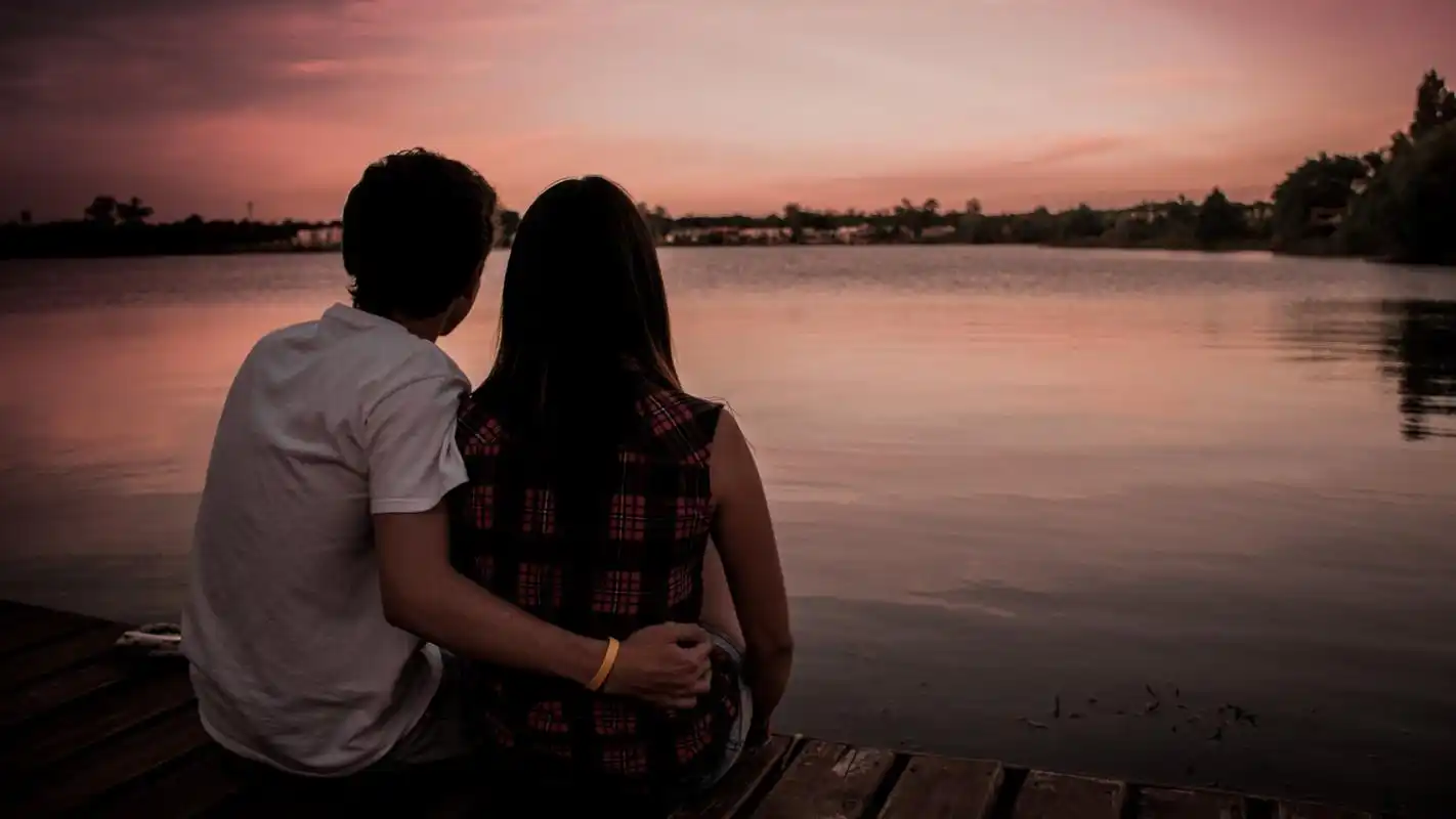 甜美情侣背影唯美高清桌面壁纸