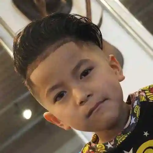 4.小男孩背头发型