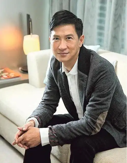 他是一直被人嘲笑的影帝张家辉,或者叫他一声阿伟