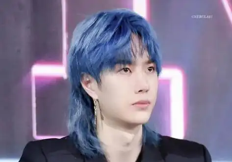 男生留头发基本要经过4个阶段:1,短发期;2,头顶长发期;3,尴尬期;4