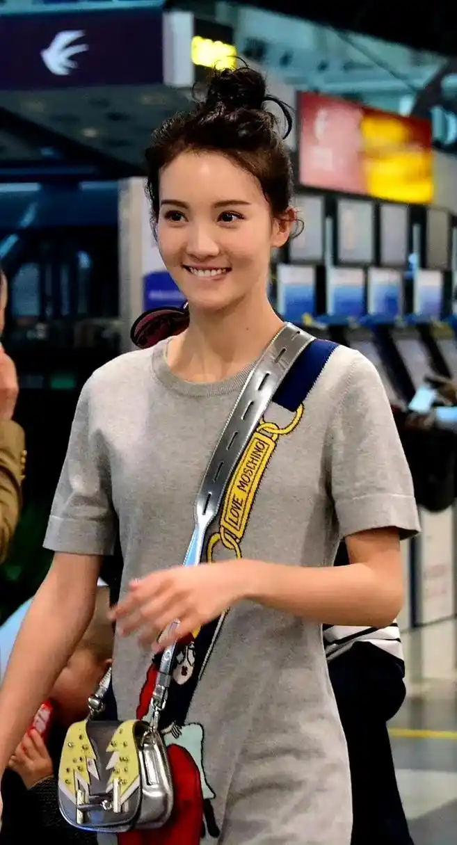 早期的金晨可爱又漂亮,还肉肉的,不愧是北舞校花,你喜欢哪个时期的她?