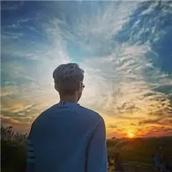 背影男头拿图点赞