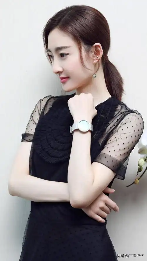 王丽坤:指如削葱根,口如含珠丹