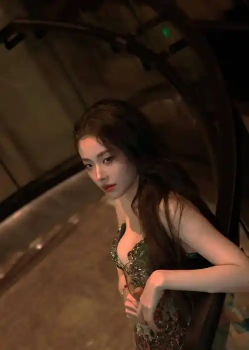 女团the9的喻言分享了一张晚装照片,深v一字肩连衣裙,娇媚迷人