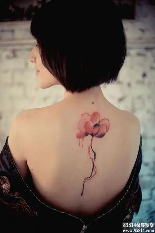 美女后背粉色花朵纹身图案