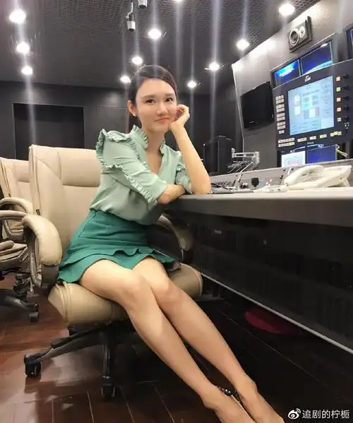 央视新生代主持人龙洋,标准的网红脸,年纪轻轻就成为董卿接班人