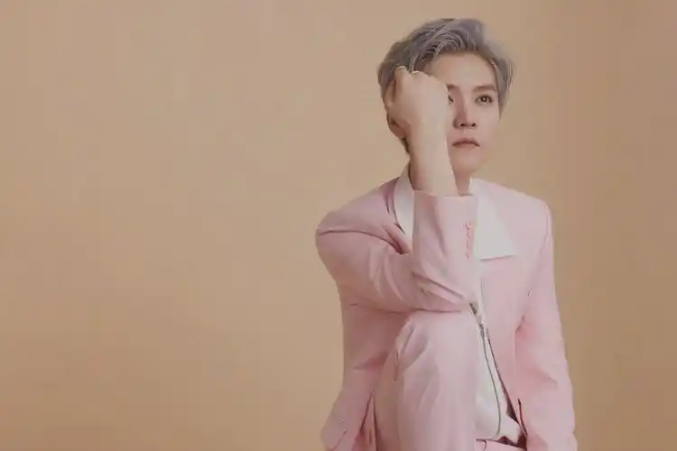 鹿晗粉色西装造型粉色西装77白色内搭77灰色头发