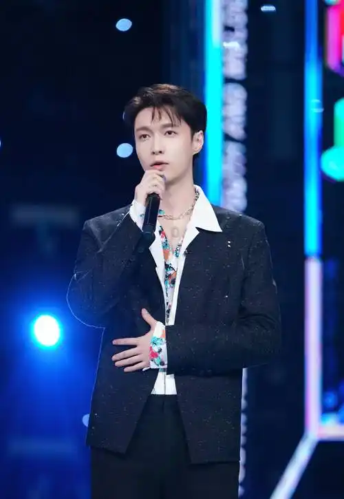 张艺兴路拍,黄色"王子"外套配牛仔裤行色匆匆,像出逃的王子_黑色_造型