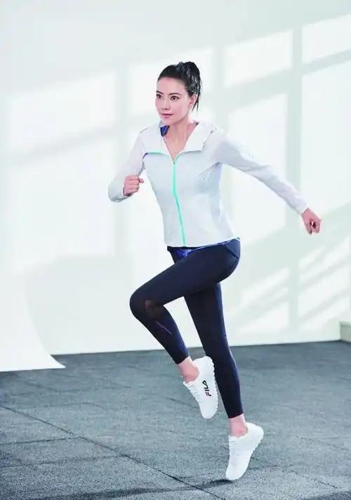 高圆圆早前运动品牌宣传照一身健身装炫腹肚子一点赘肉没有