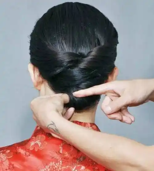 旗袍发型怎么扎?简单复古旗袍盘发教程图解!