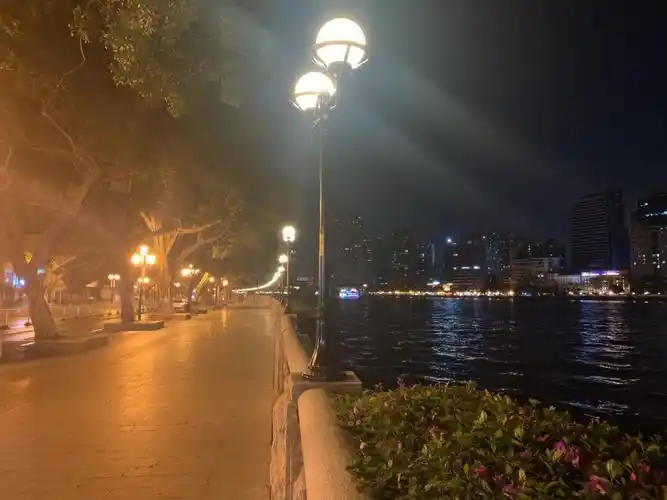 江边散步的一个晚上