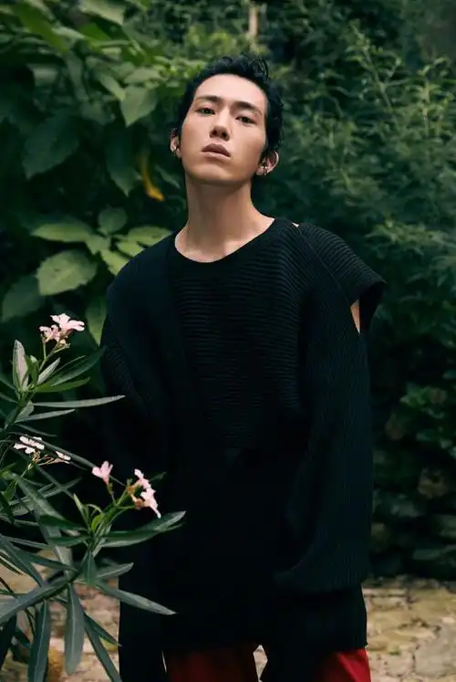 井柏然一改往日清新风格,尝试忧郁公子风,梳起长发文艺十足