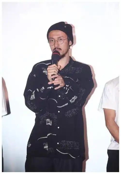 王传君造型颓废留络腮胡穿白衬衫满是沧桑风格符合仅剩100万