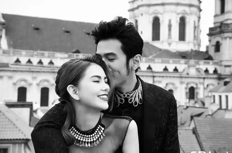 周杰伦与昆凌婚纱照首曝光 周董亲吻昆凌额头