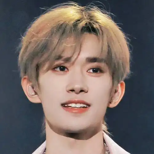 易烊千玺行走的调色盘