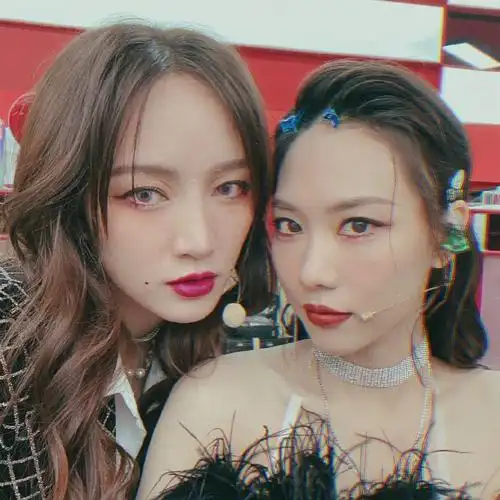 姐妹情深孟佳为王霏霏庆生写藏头诗表白情真意切