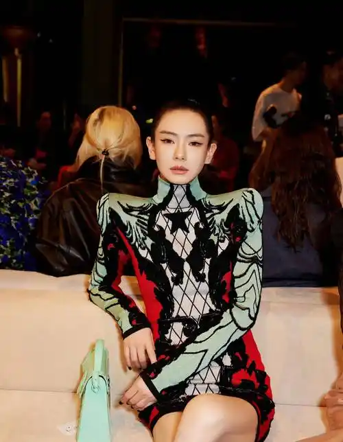 戚薇 我姐姐像特工一样杀死了巴黎的所有人_身材_雕刻_裙子