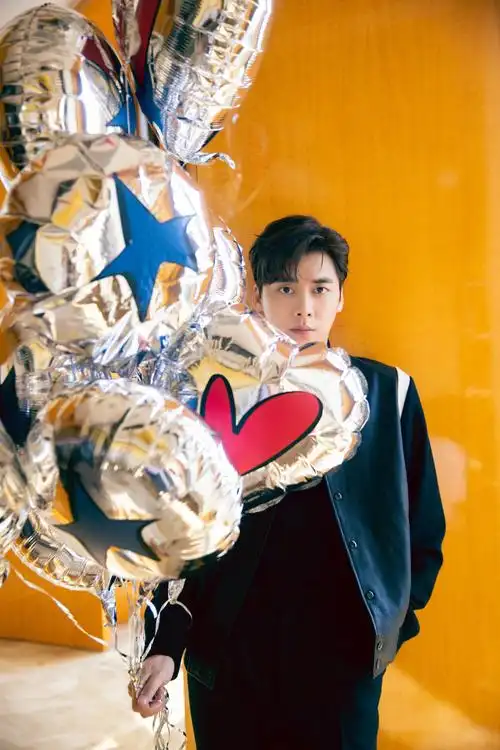 李易峰黑色夹克帅气写真图片