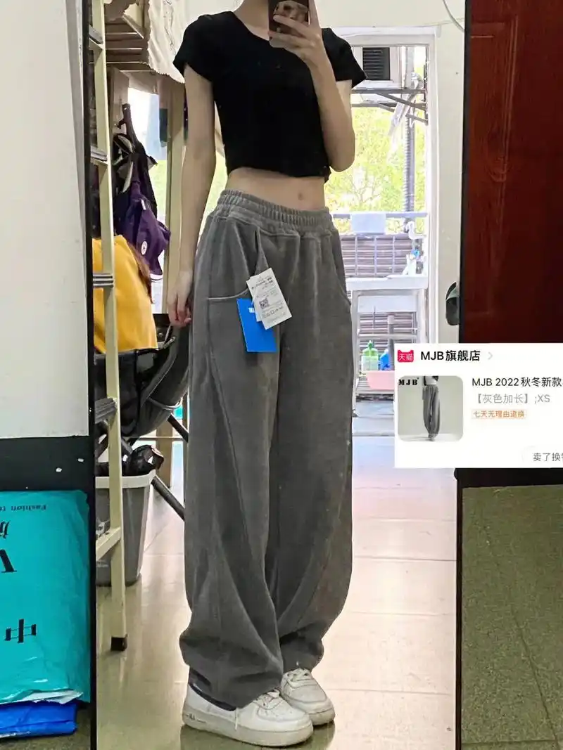 不显胯宽的灰色运动裤,真的好显瘦#显高显瘦显腿长 #胖瘦都能 - 抖音