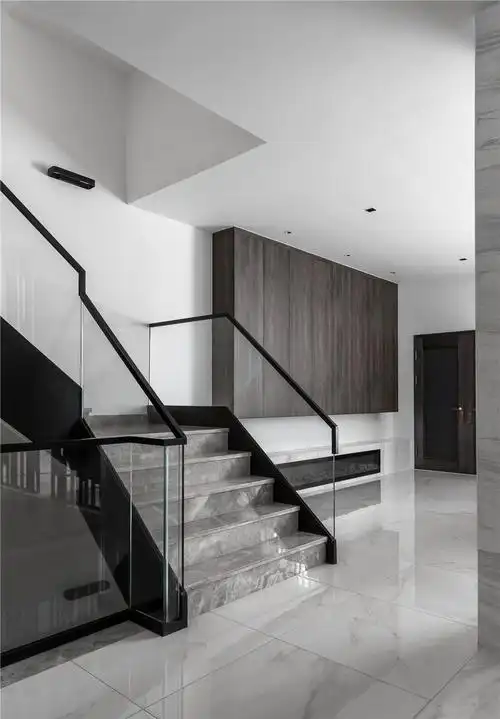 现代简约风别墅楼梯装修效果图