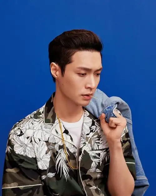 原创张艺兴换了一身酷哥造型!大背头发型 花衬衫穿搭,超适合旅拍哦