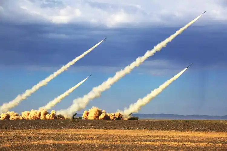 美国若对伊朗动手,会出现什么样的后果,专家:他敢吗?