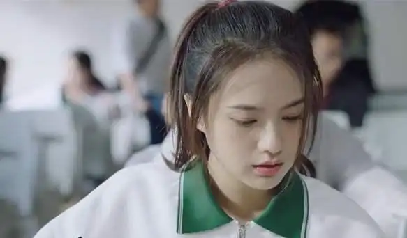 你能认出这是《亲爱的热爱的》的孙亚亚吗?换个造型,像老了十岁