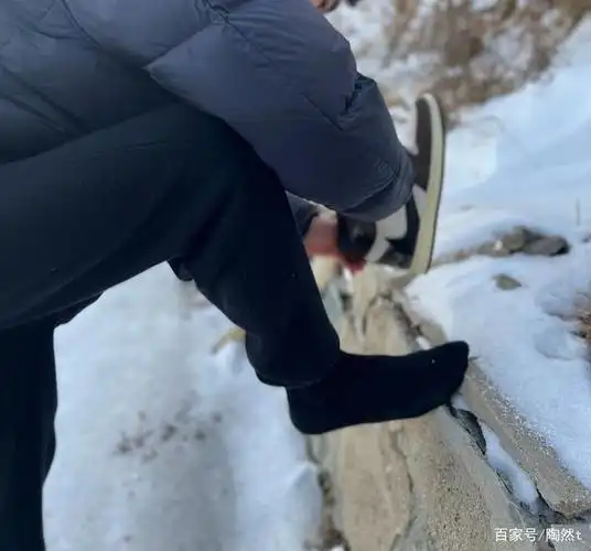 车被困在雪地齐腰深徒步前行鞋子里趟满了雪把脚冻住了