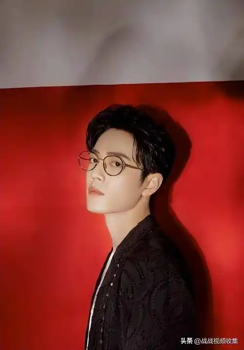 他的作品,如公益t恤上的"益"字,肖战工作室的封面"战"字以及我们耳熟