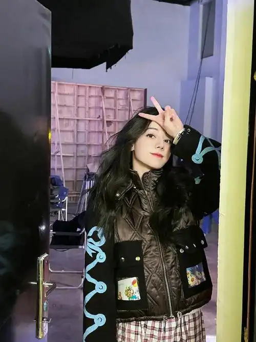 迪丽热巴穿搭这款造型给人一种摩登时尚的感觉,又美又酷,还透着可爱.