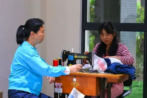 周小建为社区群众缝补衣服