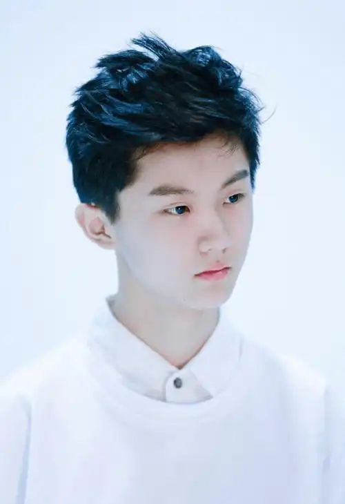 打破屠系锅盖头第一人 马嘉祺公开亮相四周年快乐!