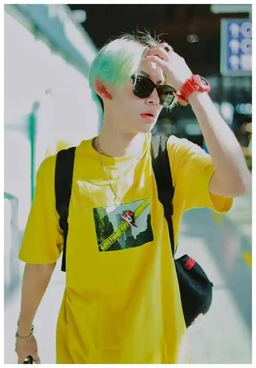 不仅头发的颜色很鲜艳,小朋友穿的衣服也是这样.