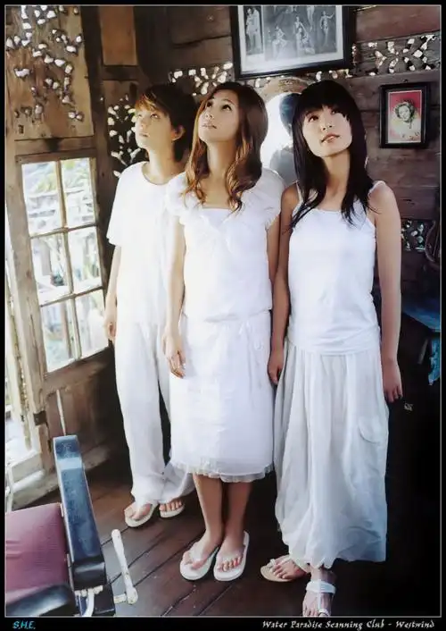 寻一张早期she专辑或专辑的图