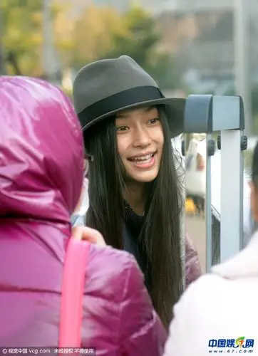 超体贴黄晓明为妻穿衣杨颖罕见素颜大方走近粉丝