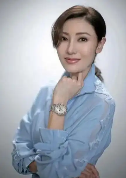 53岁李嘉欣晒温馨照庆15周年纪念日,与180粉丝合影显逊色成陪衬